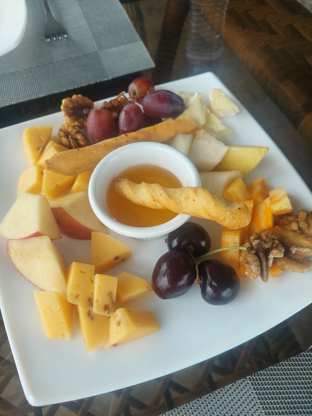 Водитель довез до винодельни, экскурсию проводил сотрудник винодельни. Шикарное место, красиво, необычно. Есть что посмотреть, где