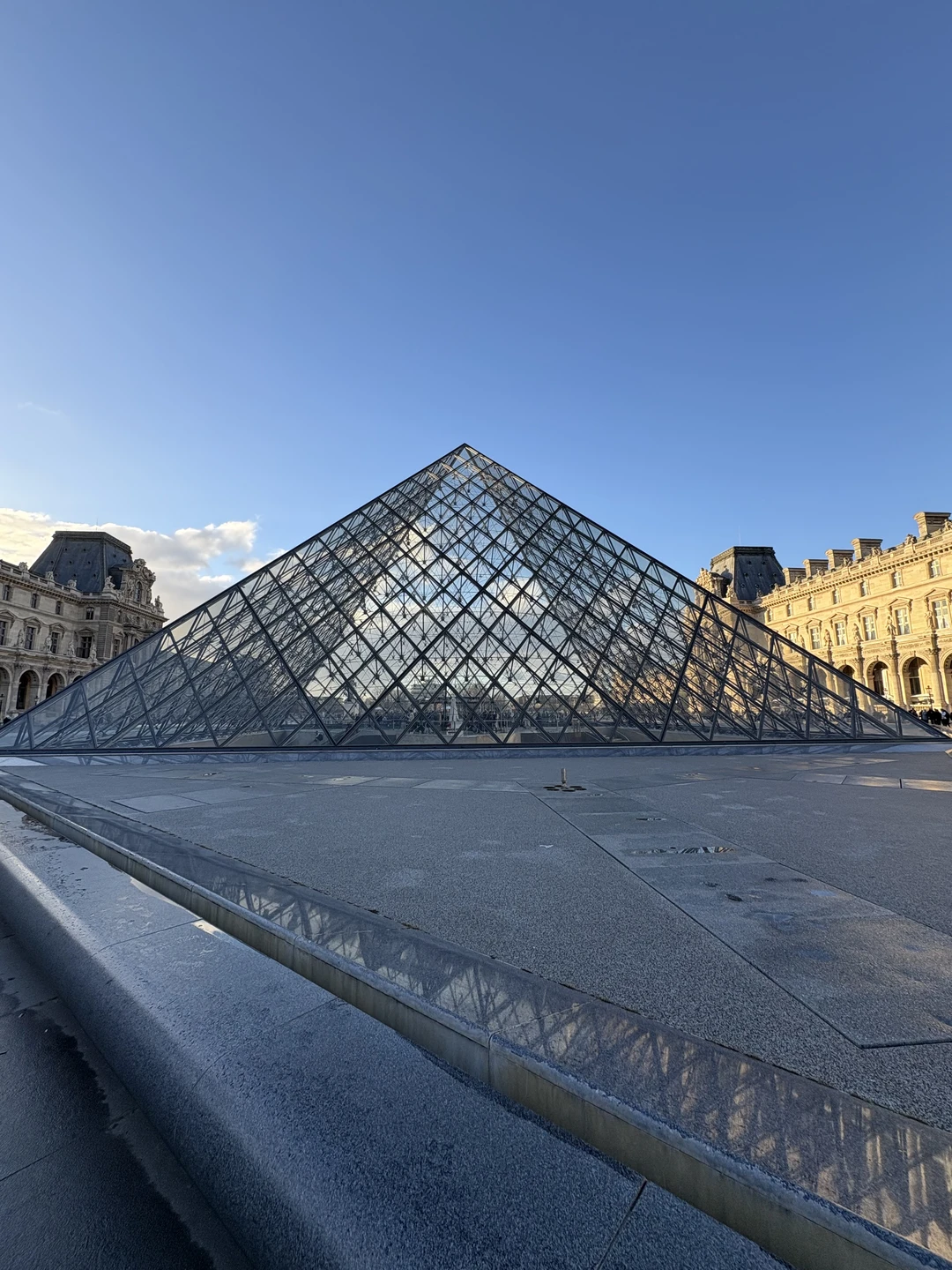 Спасибо большое Денису, экскурсия очень интересная, удойная, посмотрели действительно весь Париж за 4 часа, очень рекомендуем