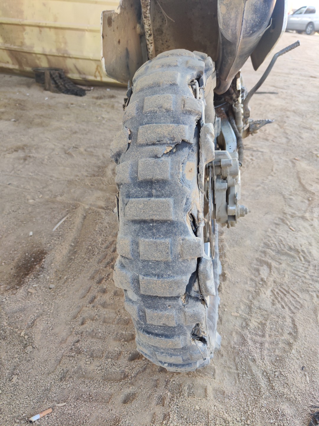 Мотоцикл без тормозов, из рабочего только двигатель. Состояние полного хлама в общем. Проехали километров 5 и