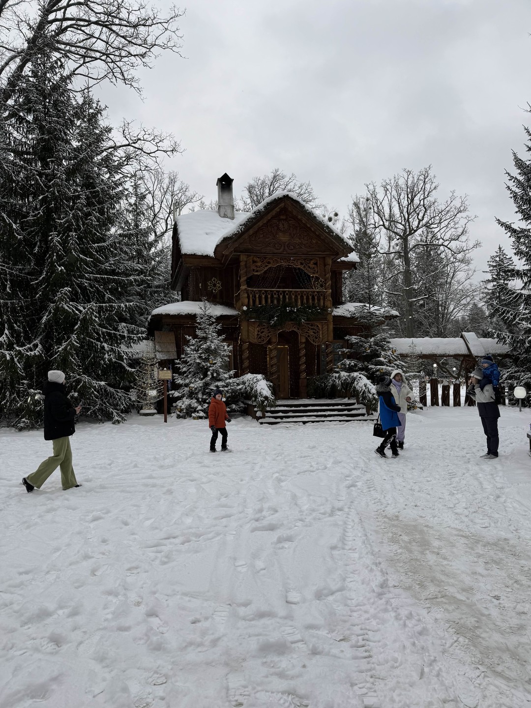 Это одна из самых лучших экскурсий. Организация экскурсии на самом высоком уровне. Автобус новый, теплый и