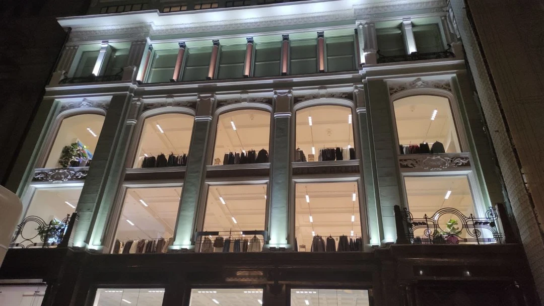 Очень понравилась экскурсия с Дмитрием, узнали много фактов о зданиях и их бывших владельцах) Он буквально