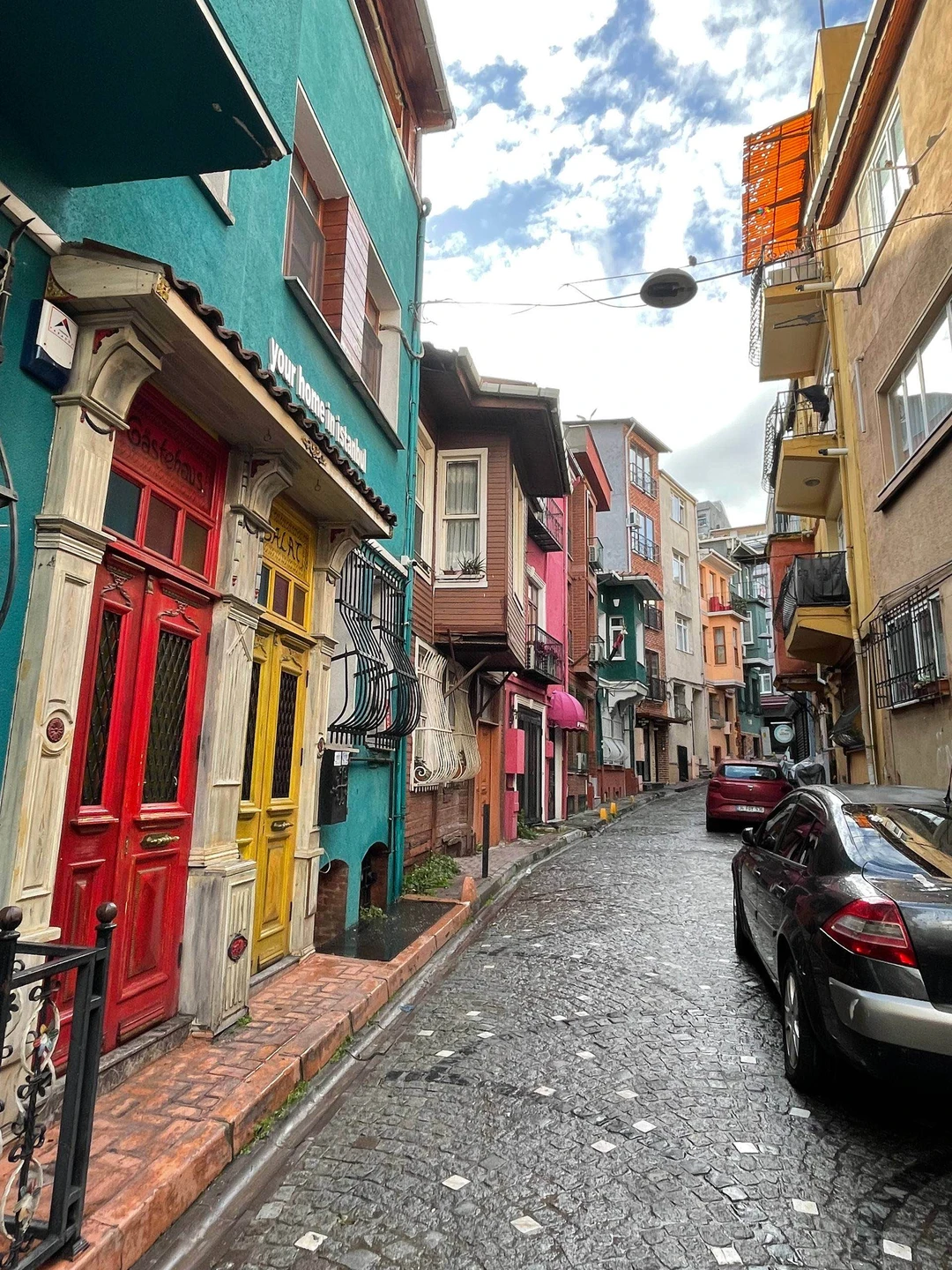 Приятная прогулка по району Балат с приятным гидом. Махмуд интересно рассказывал, был внимателен и помог сделать хорошие фото