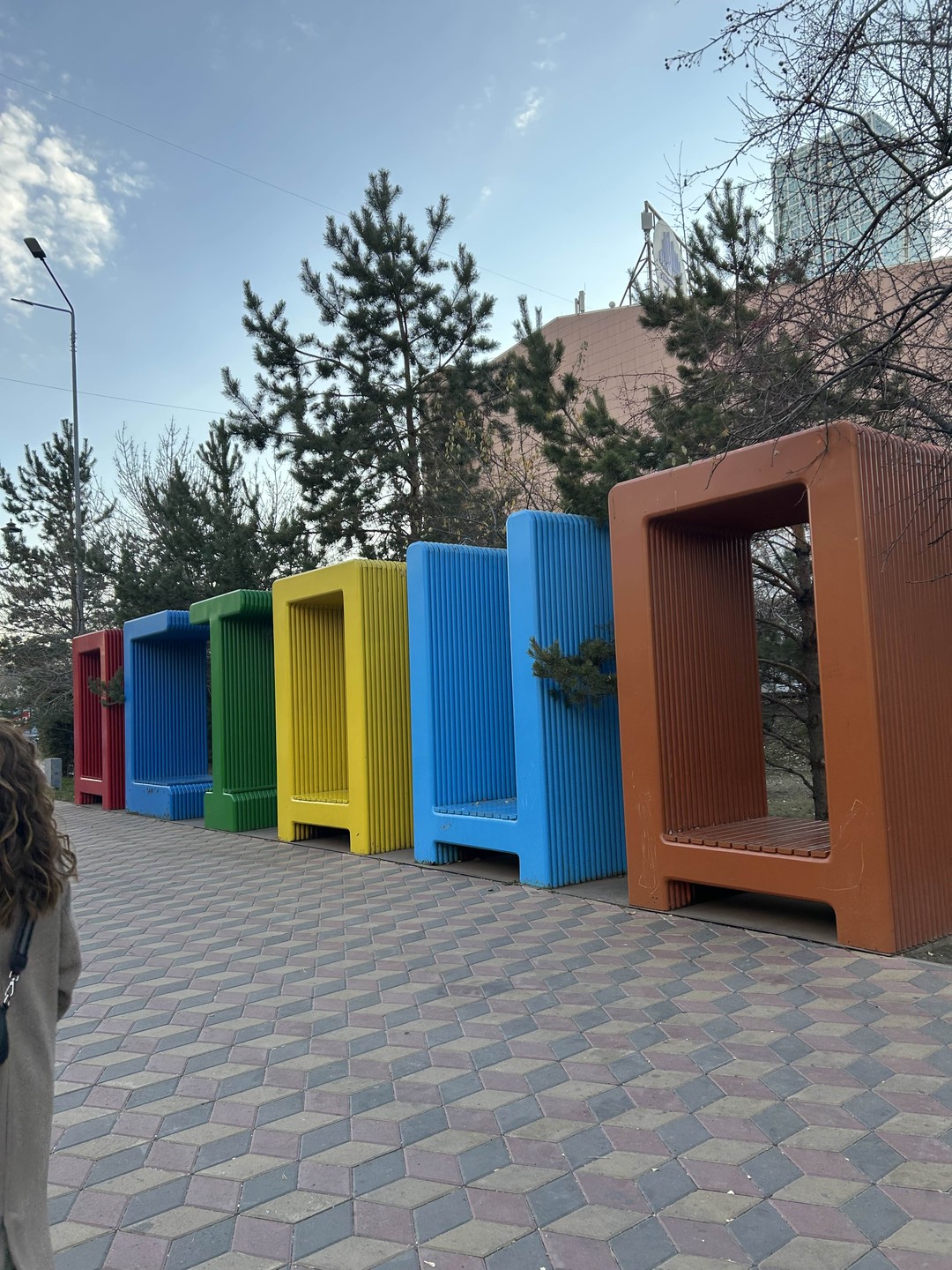 Нам попалась просто потрясающая девушка Жанар. Очень приятная рассказчица. Познакомила и рассказала очень много интересно про