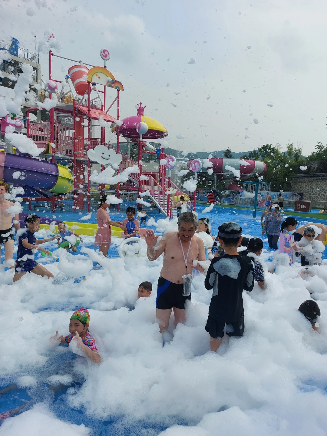 Переезд на международном автобусе в Китай был комфортным и неутомительным. Немного пришлось задержаться на границе, пока