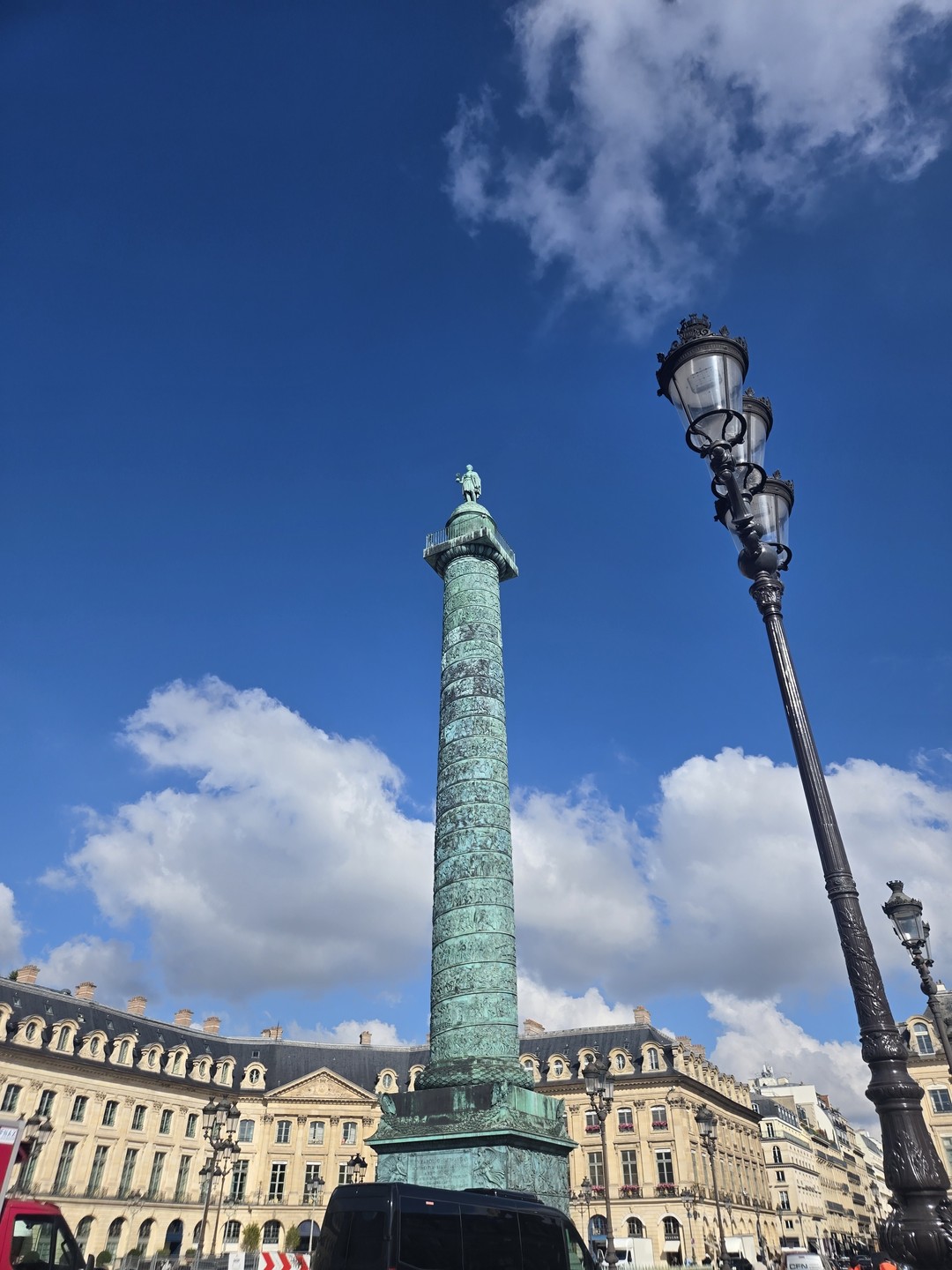 Рекомендую Вячеслава - очень очень крутой гид-историк, маршрут оптимальный и красивый. С предысторией города и интересными