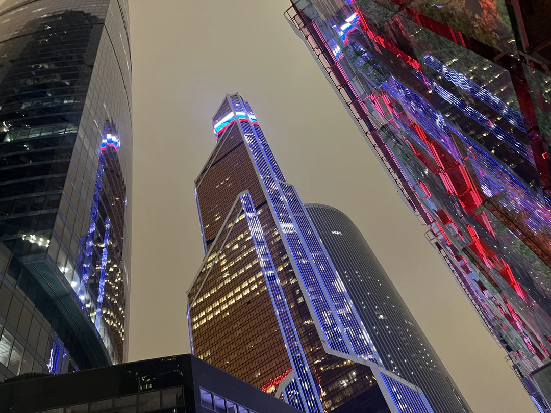 Живое общение, хороший звук, забота (в зимнее время чередовались уличная экскурсия с экскурсией в помещении), любит свое дело)