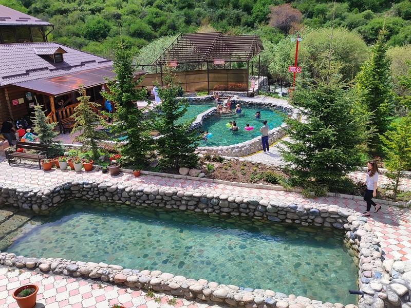 Каракол, ущелье Джети-Огуз, скалы и водопад