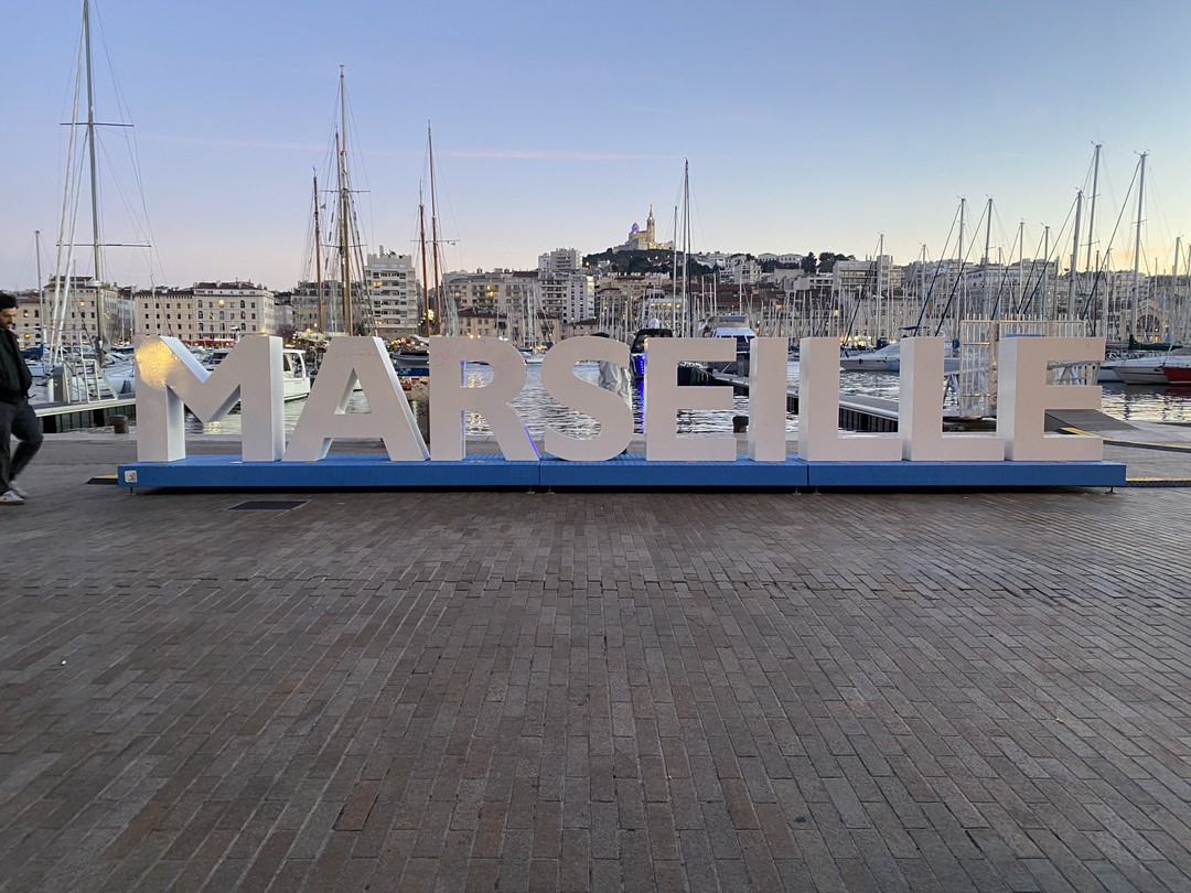 Олег, как гид, образованный, отзывчивый человек, который располагает к себе людей. Понятно и просто объясняет.