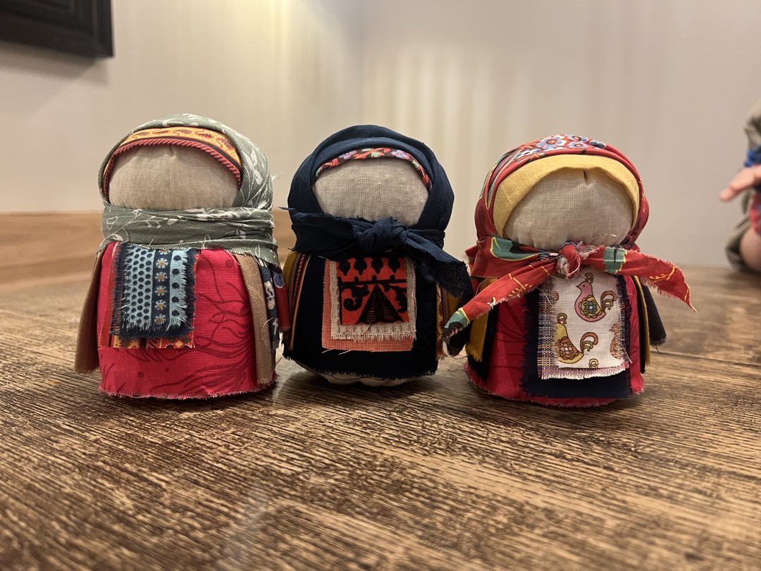 Юлия ведет интересный медитативный мастер-класс. Очень интересно, познавательно и отличный результат в конце!