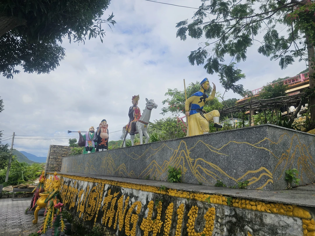 Спасибо большое гиду Ксении за тёплую и интересно-позновательную прогулку по Нячангу. Экскурсия-знакомство с городом, прошла в