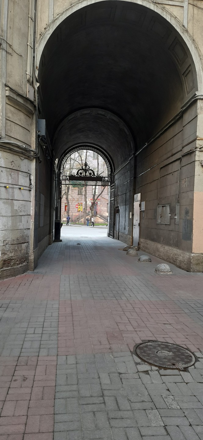 Лабиринты дворов и парадных Петроградской стороны (Конопелько)