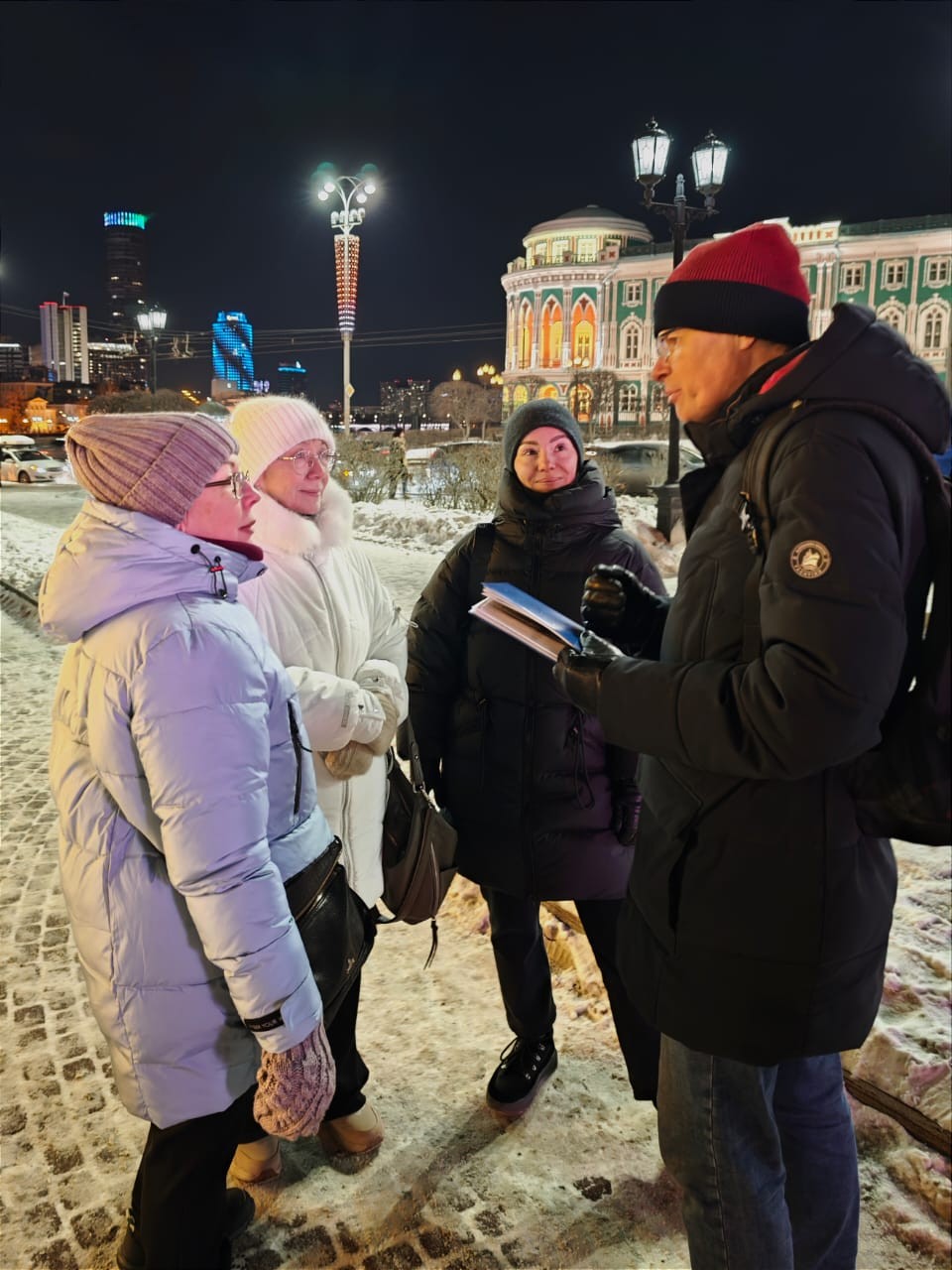Мы-местные жители Екатеринбурга в новогодние каникулы решили сделать себе праздничный подарок- экскурсию по родному городу. И