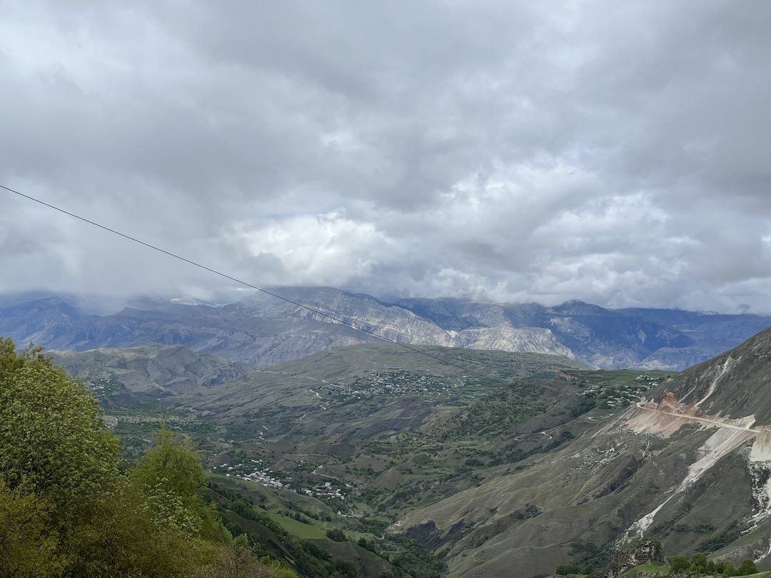 Абдулла великолепно провел экскурсию Отлично знает местность, очень ответственный и доброжелательный. При выезде из туннеля начался