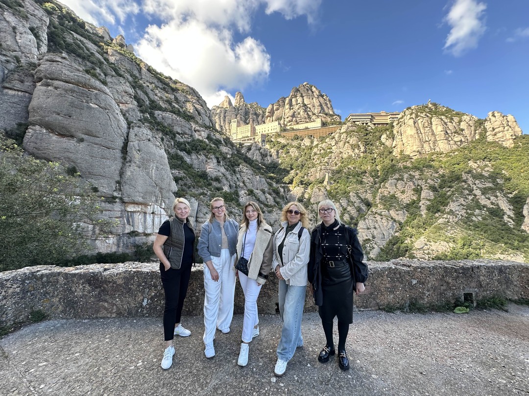 Были на экскурсии 4.11.25 на горе Монтсеррат - полный восторг! Во-первых, сама гора абсолютно фантастическая и