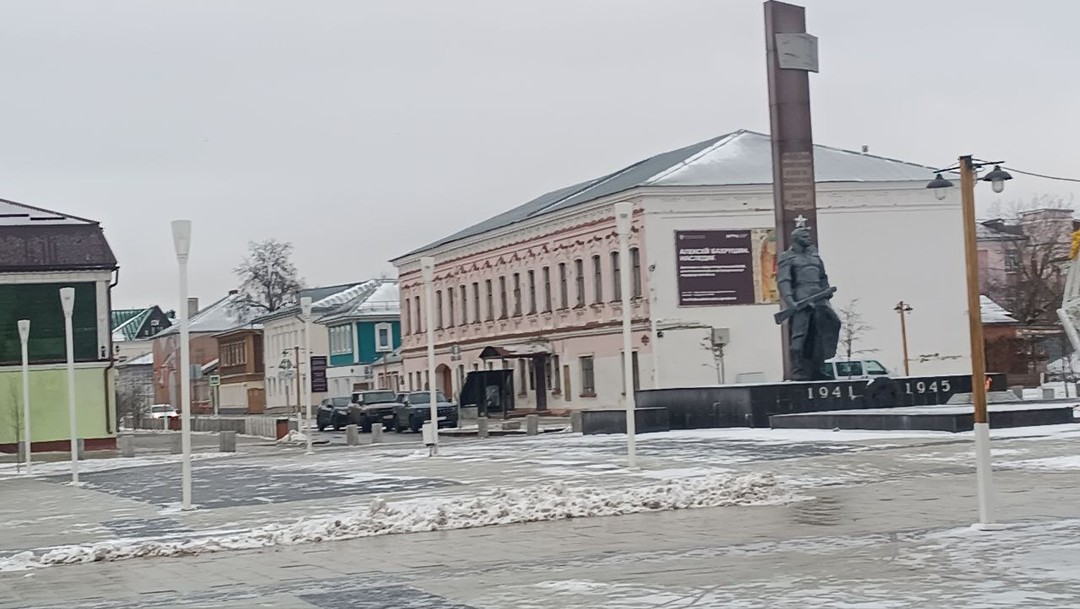 Неторопливо, с чувством, с толком, с расстановкой. Очень много событий и интересных историй о красивом городе