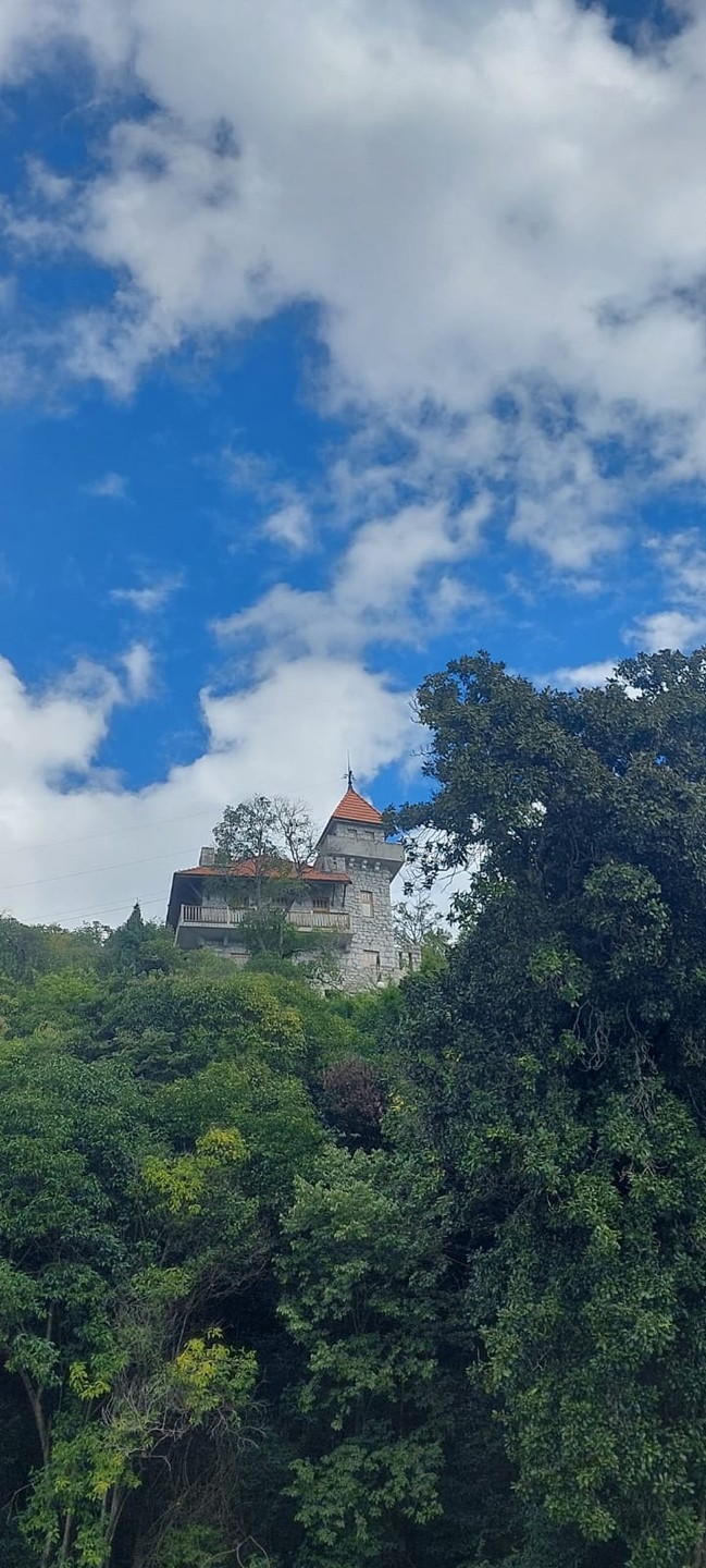 15 октября у нас была индивидуальная экскурсия Самобытная Абхазия. Гид Астамур встретил нас у отеля. С