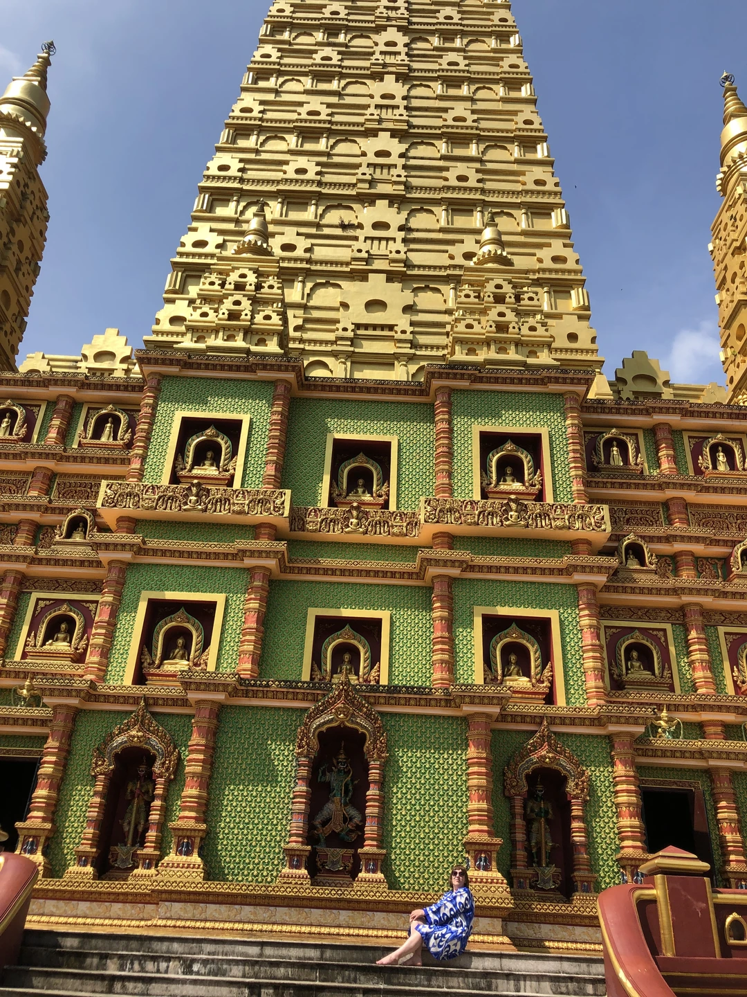 Экскурсия понравилась, посетили три локации: Смотровую площадку, храм, озеро Чао Лан. Экскурсовод Аида интересно все рассказывала