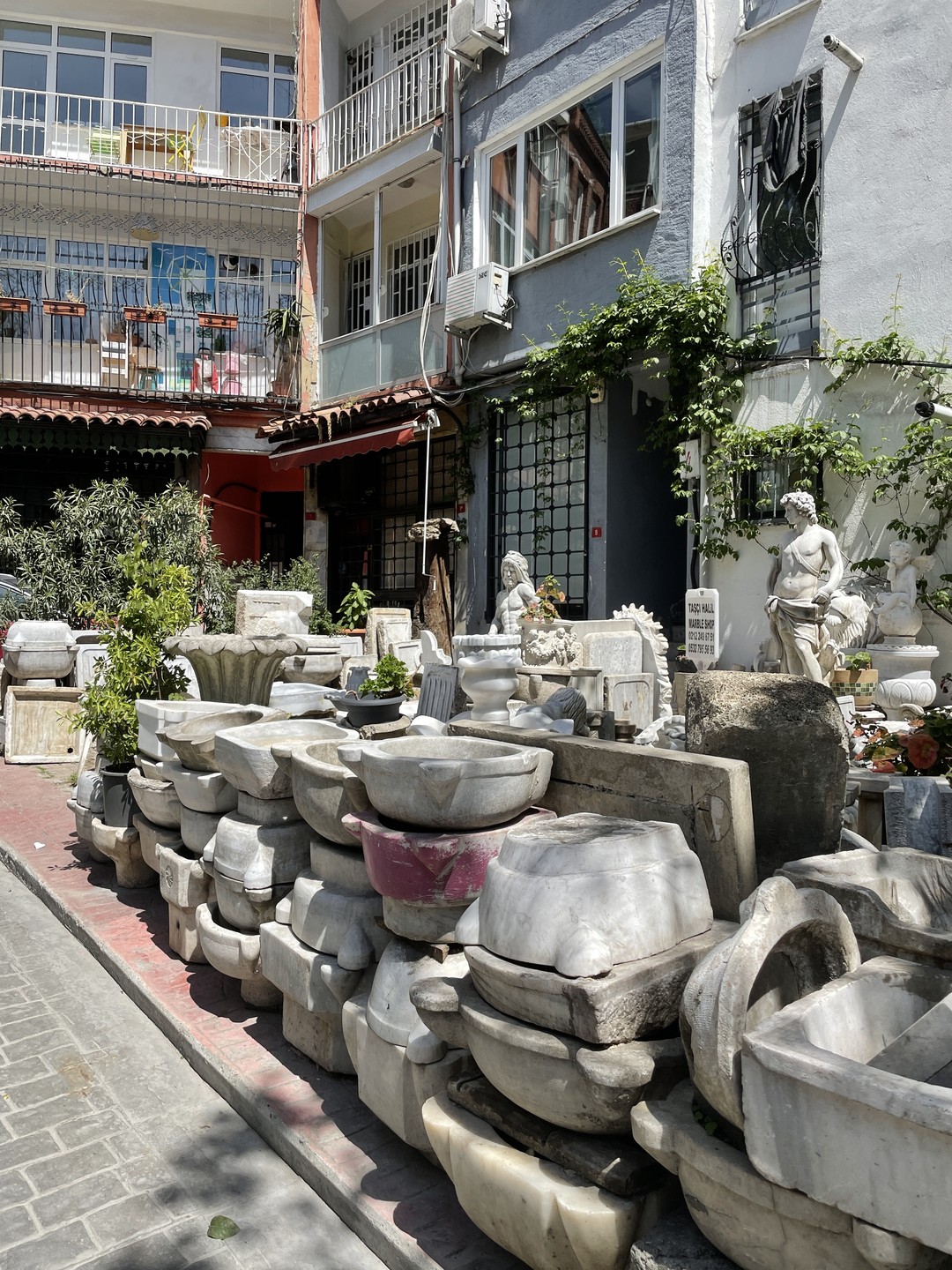 Давно не ходили с экскурсией, но нам очень понравилось. Общение с Олесей было приятным, лёгким и