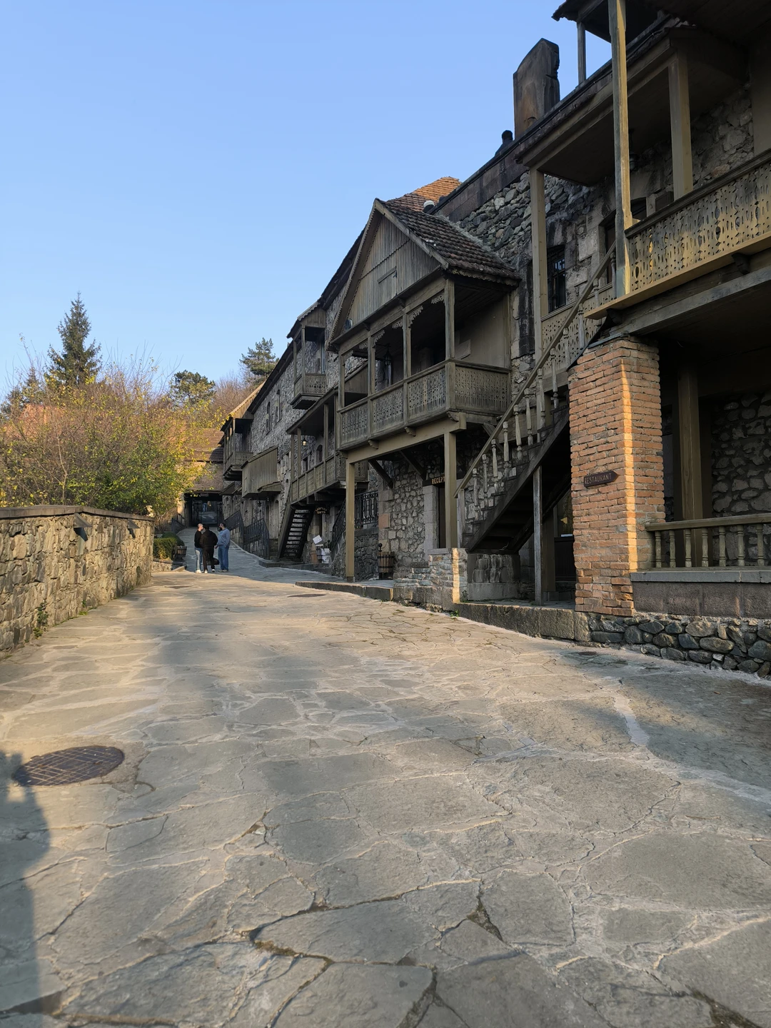 Решили предпочесть индивидуальную экскурсию самостоятельному путешествию на арендованной машине в последний момент и ни на минуту