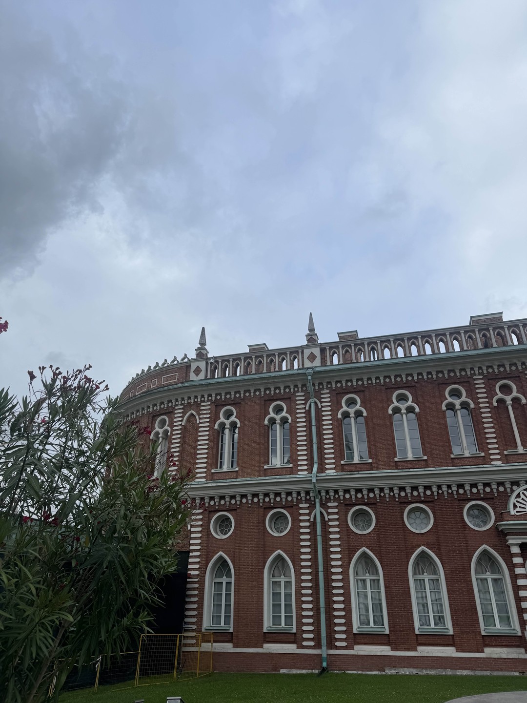 Экскурсия понравилась,экскурсовод ясно и понятно излагает материал. Рекомендую посетить всем любителям истории. Парк Царицыно оставил незабываемые
