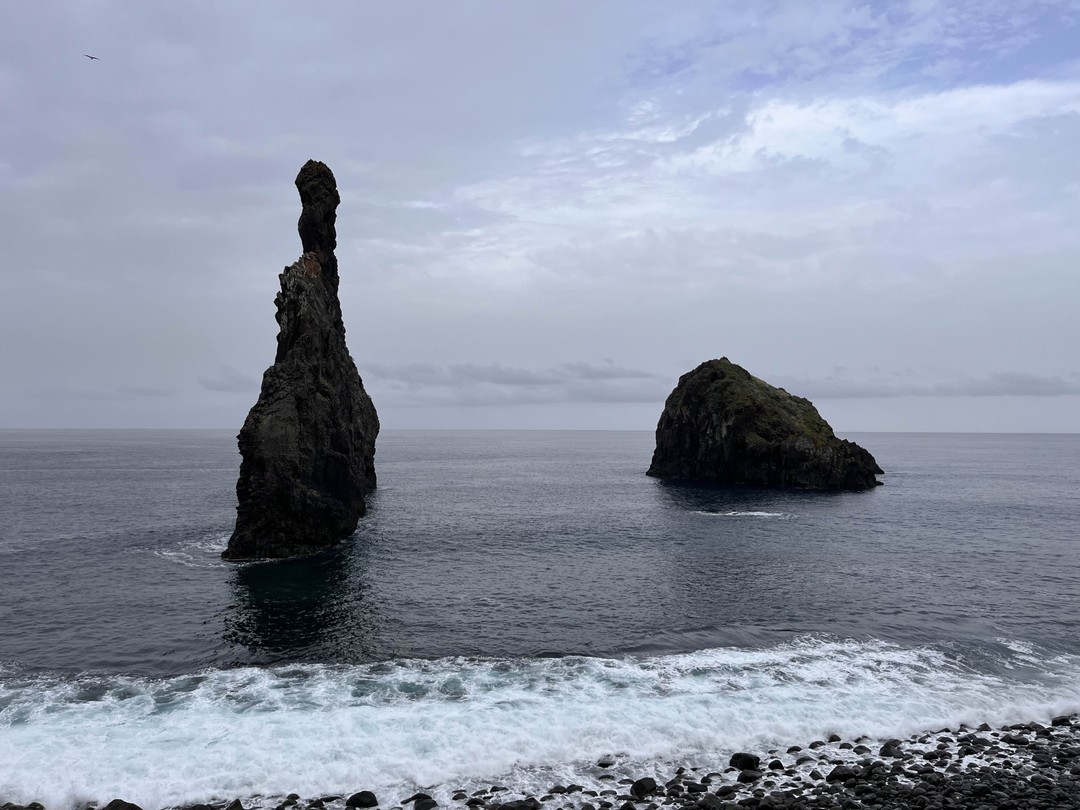 Мы увидели красивейшие пляжи, водопады, красоты Мадейры, старые дороги, купались в лавовых бассейнах, кушали вкусную еду.