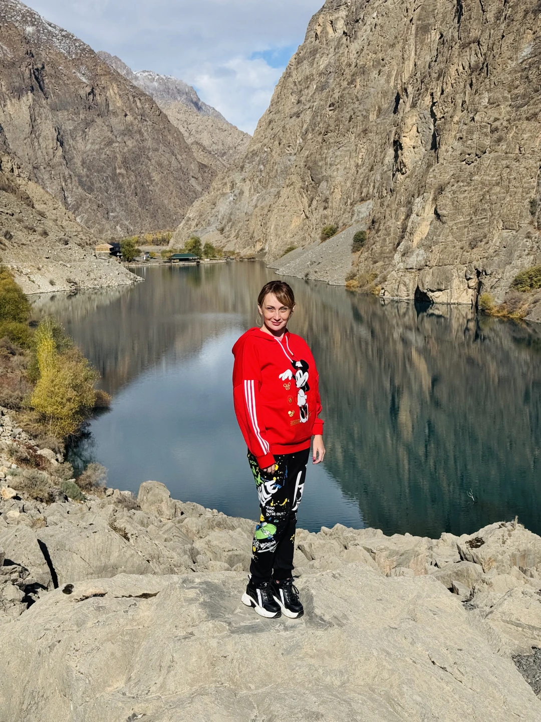 С экскурсией нам очень повезло. Именно в этот день выпал снег в горах. И мы увидели