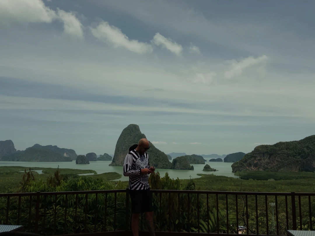 Прекрасное приключение. Толпы туристов? Не видели. Только мы и потрясающие места. Валера очень приятный человек, отзывчивый