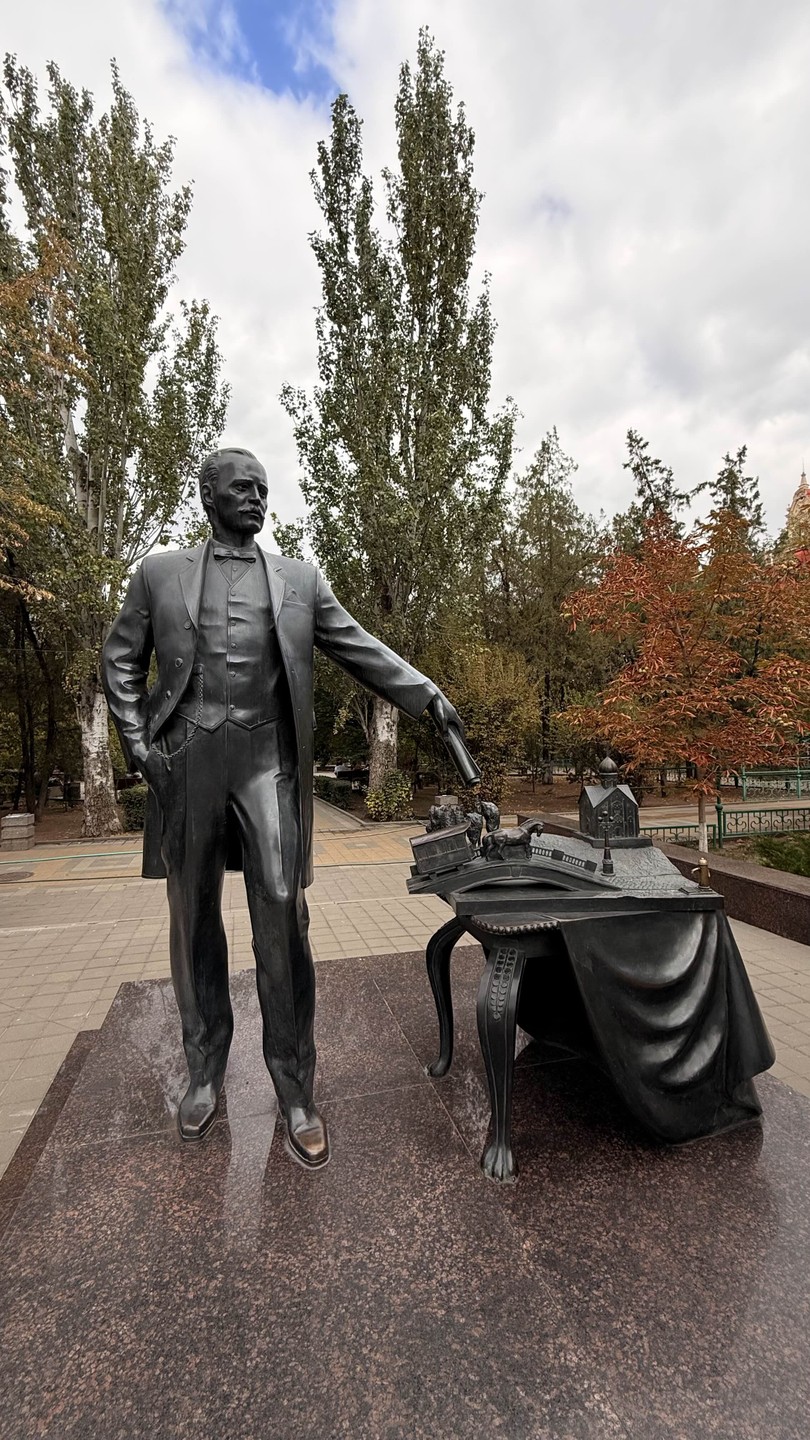 Василий очень глубоко разбирается в предмете. Погружает в историю города. Для меня только несколько длинновато, 3 часа