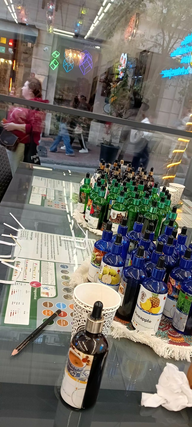 Мастер-класс по созданию духов понравился. Были с дочерью 13лет, куча флаконов, есть схема, приятные ароматы, попили