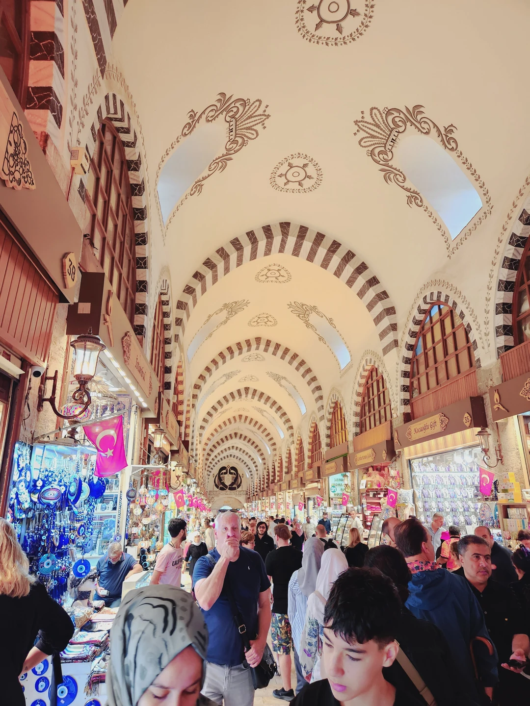 Мы были всей семьёй в прошлом году, в сентябре. Остались довольны экскурсией. Гид рассказывал и показывал