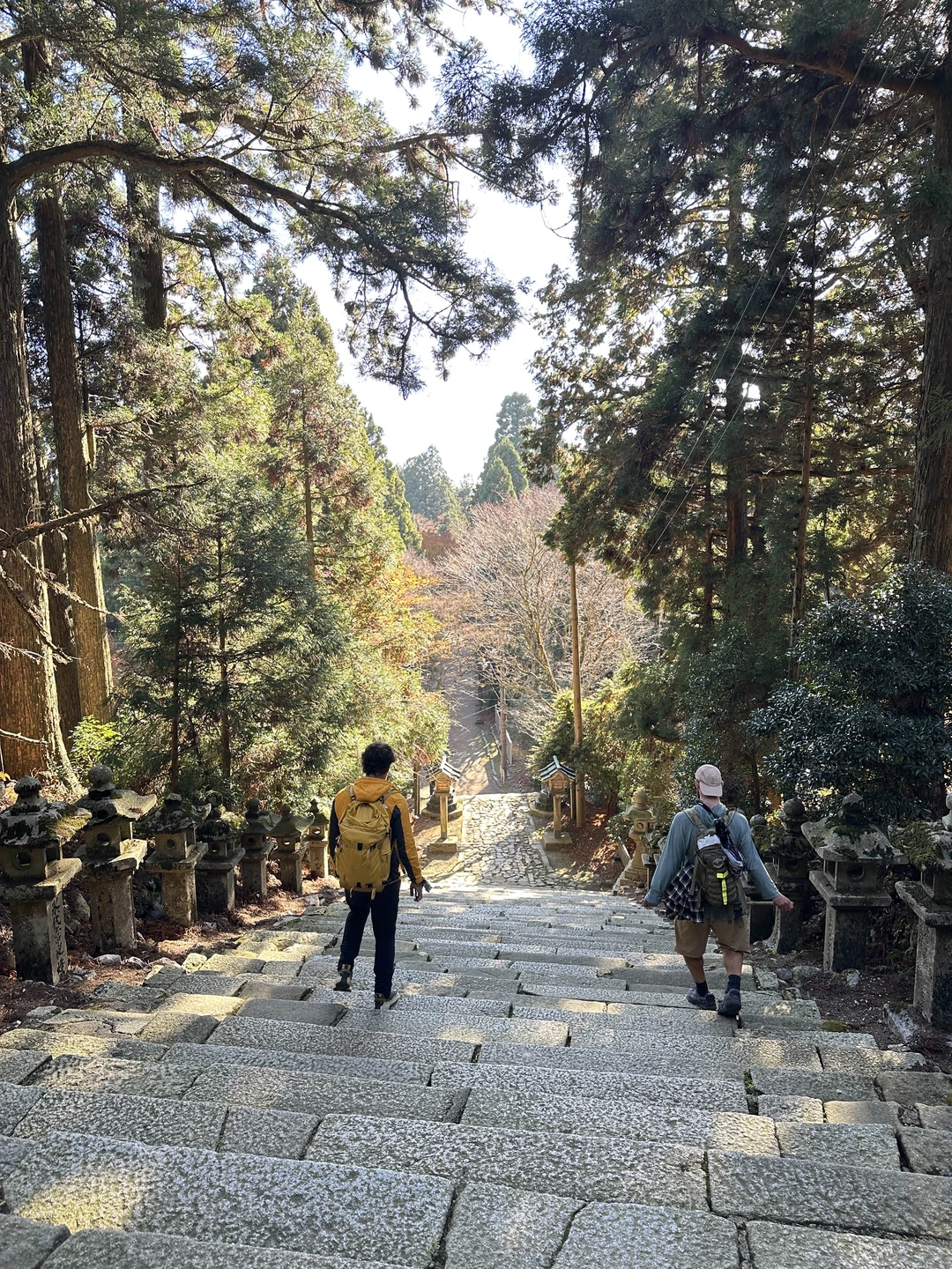 Отличный гид, уникальный для этого места. При организации хайкинга подробно рассказал нюансы пути. Всегда на связи