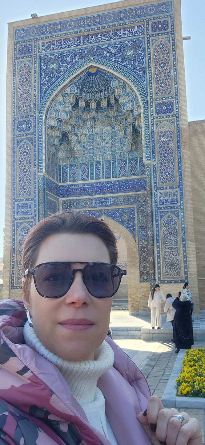 Экскурсию нам провела Афина, очень приятная в общении, эрудированная девушка. Маршрут и рассказ об истории Самарканда