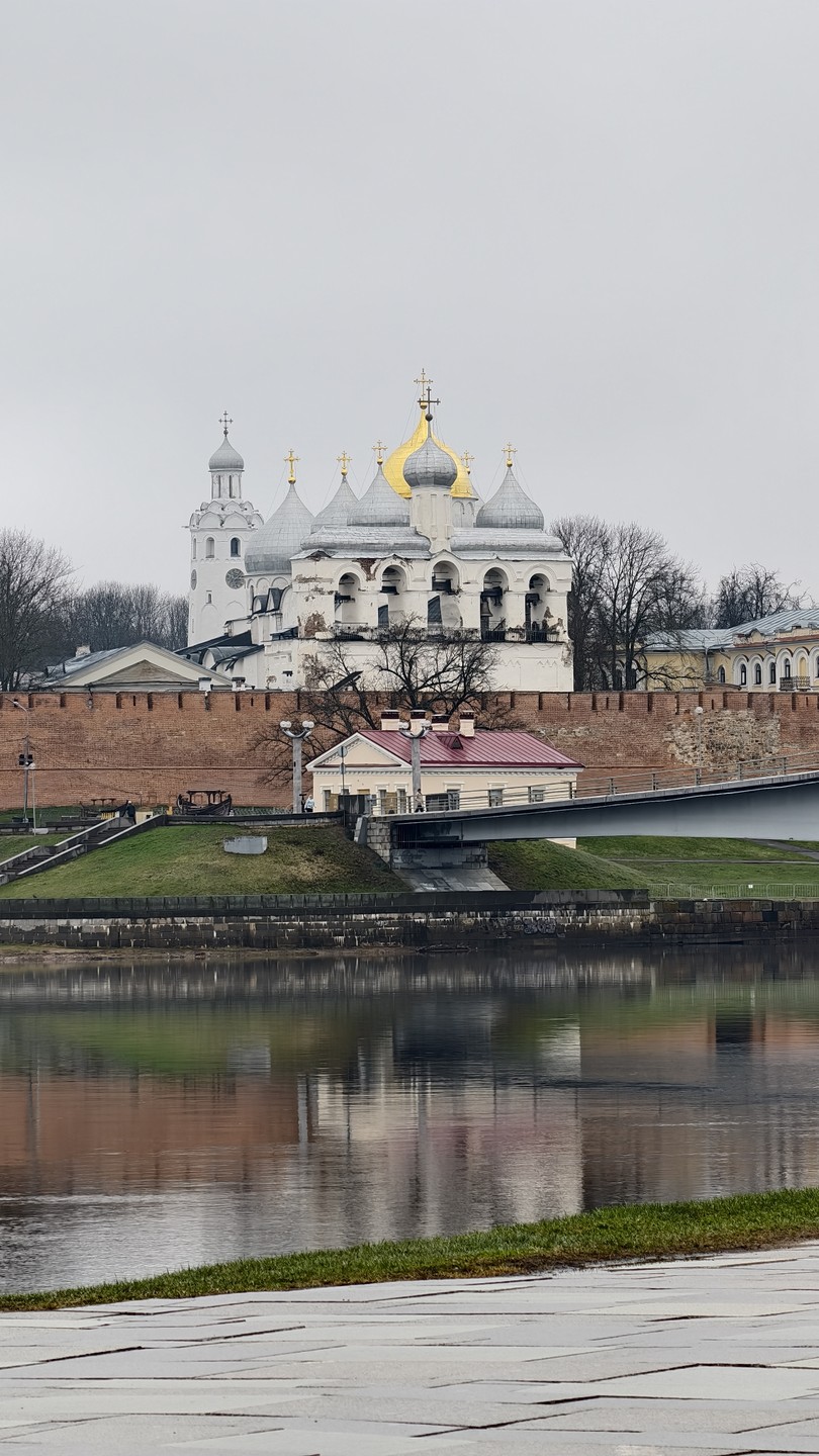 Максим встретил нас в назначенном мной, нестандартном месте начала экскурсии (примерно в ее середине), ловко адаптировал