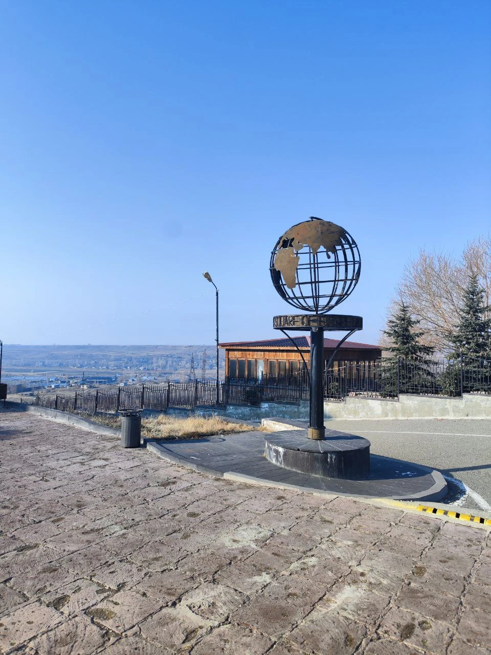 Все было отлично организовано, встретили с табличкой, показали основные достопримечательности, мы довольны, так же спокойно и