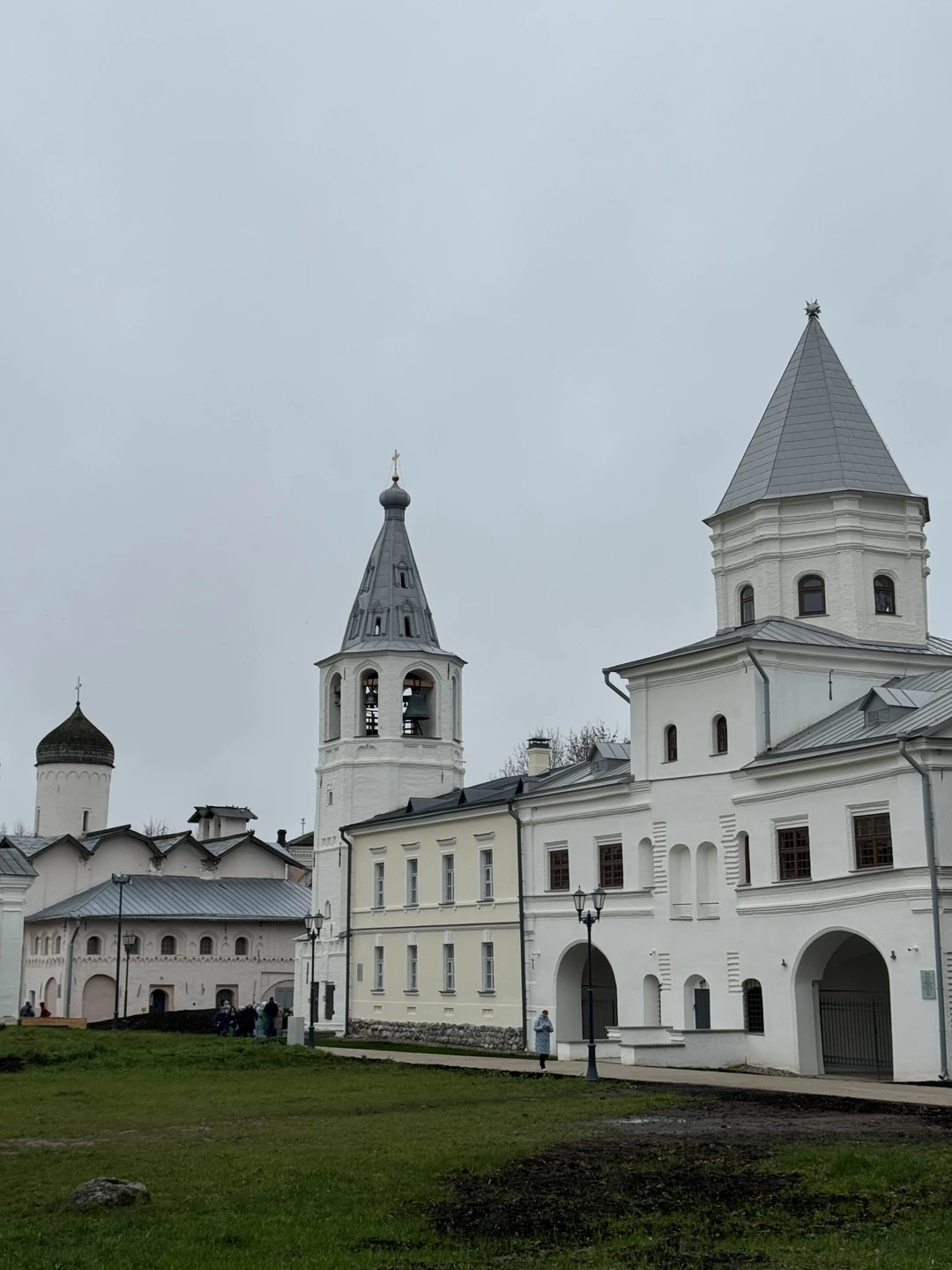 У нас был чудесный экскурсовод Ирина. Погрузила в историю, постаралась не терять ни минуты, чтобы рассказать