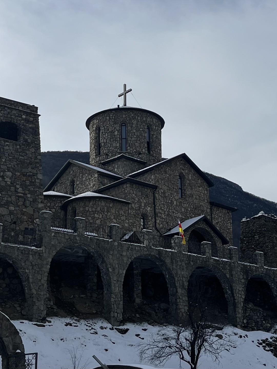 Ездили в Осетию с экскурсоводом Николаем, забрал нас вовремя, пока ехали забирать других участников, он рассказывал