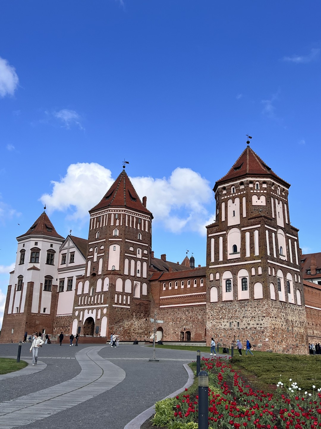 Путешествовали с мужем. Были впервые в Беларуси. Очень понравилась экскурсия по замкам. Потрясающий рассказчик. Очень комфортный