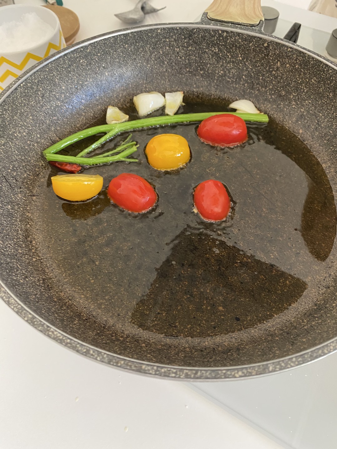 Было очень душевно, нас забрали из отеля с детьми, прокатились на рынок и готовили местную кухню