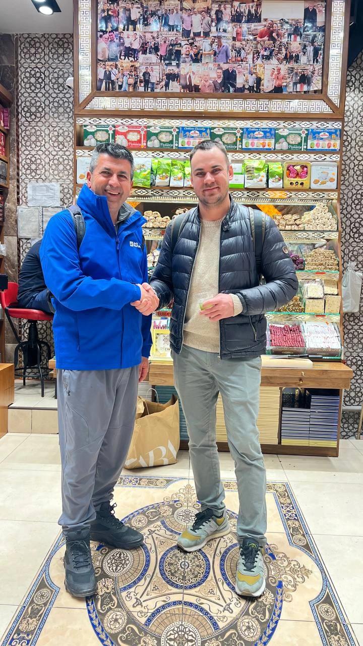 В 2023 году были на экскурсии 5часовой по Стамбулу у Махмуда. В феврале 2026 снова случайно