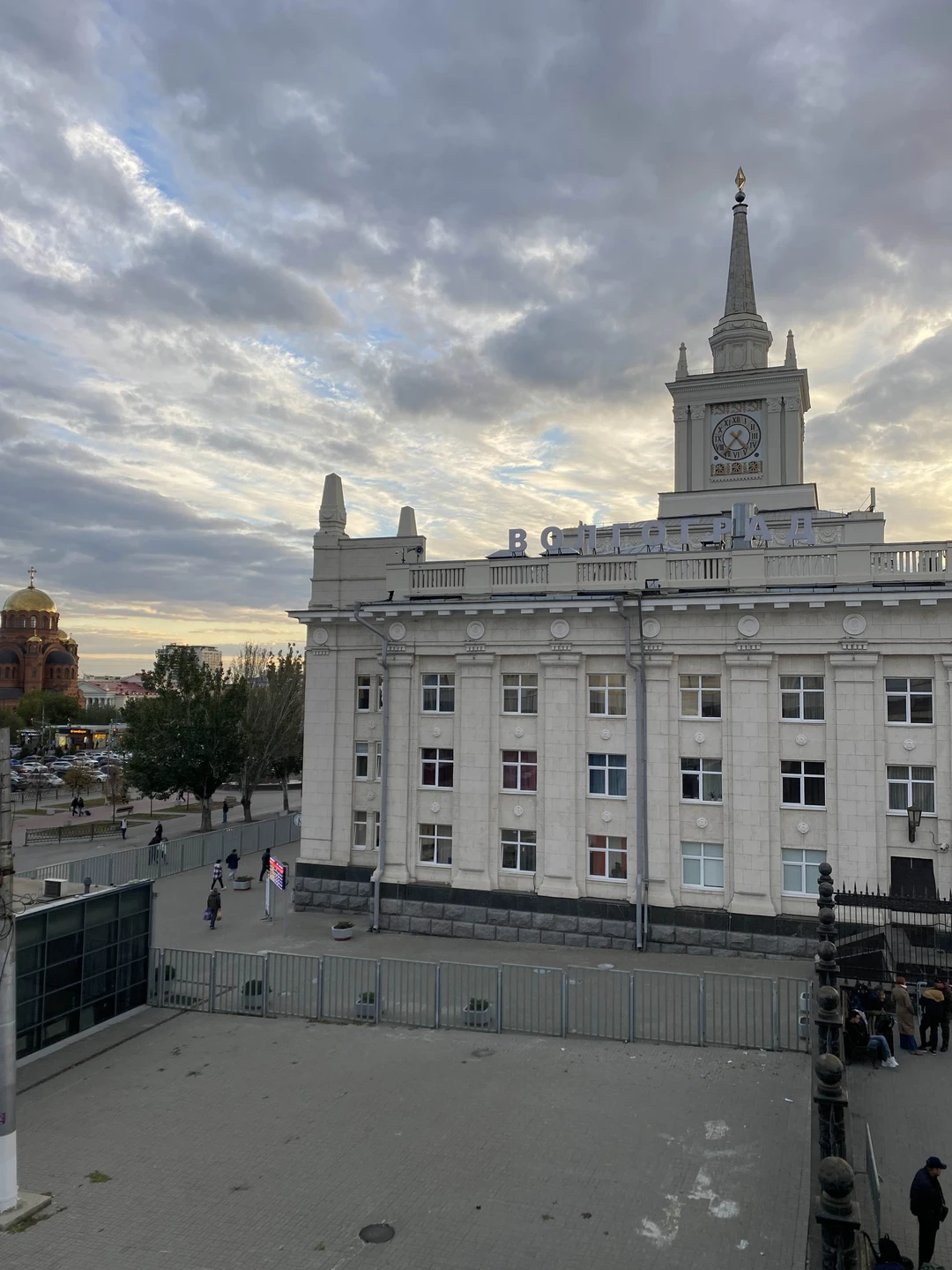 Благодарим Александра и его очаровательную спутницу за прекрасную экскурсию по прекрасному Волгограду. Живой, эмоциональный, с юмором