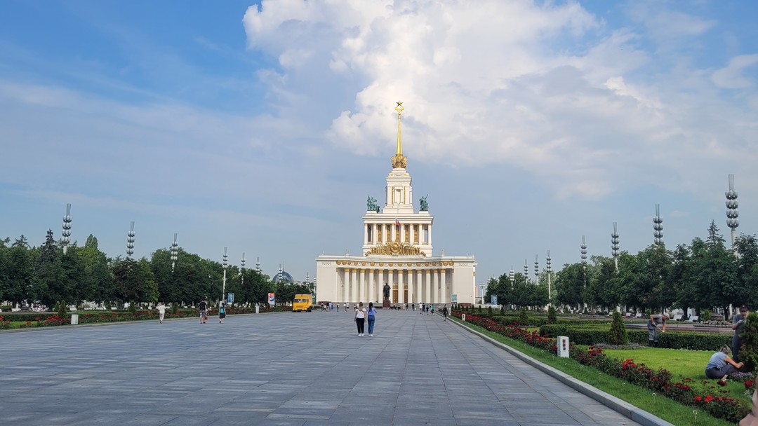 По ВДНХ с гидом-историком (Сергей)