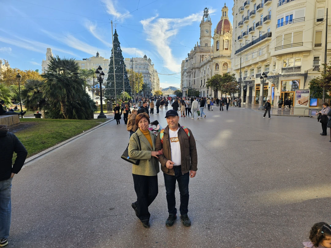 Благодарим Дмитрия за профессионально проведенную экскурсию! Мы получили много информации об истории, культуре, традициях Валенсии, экономическом