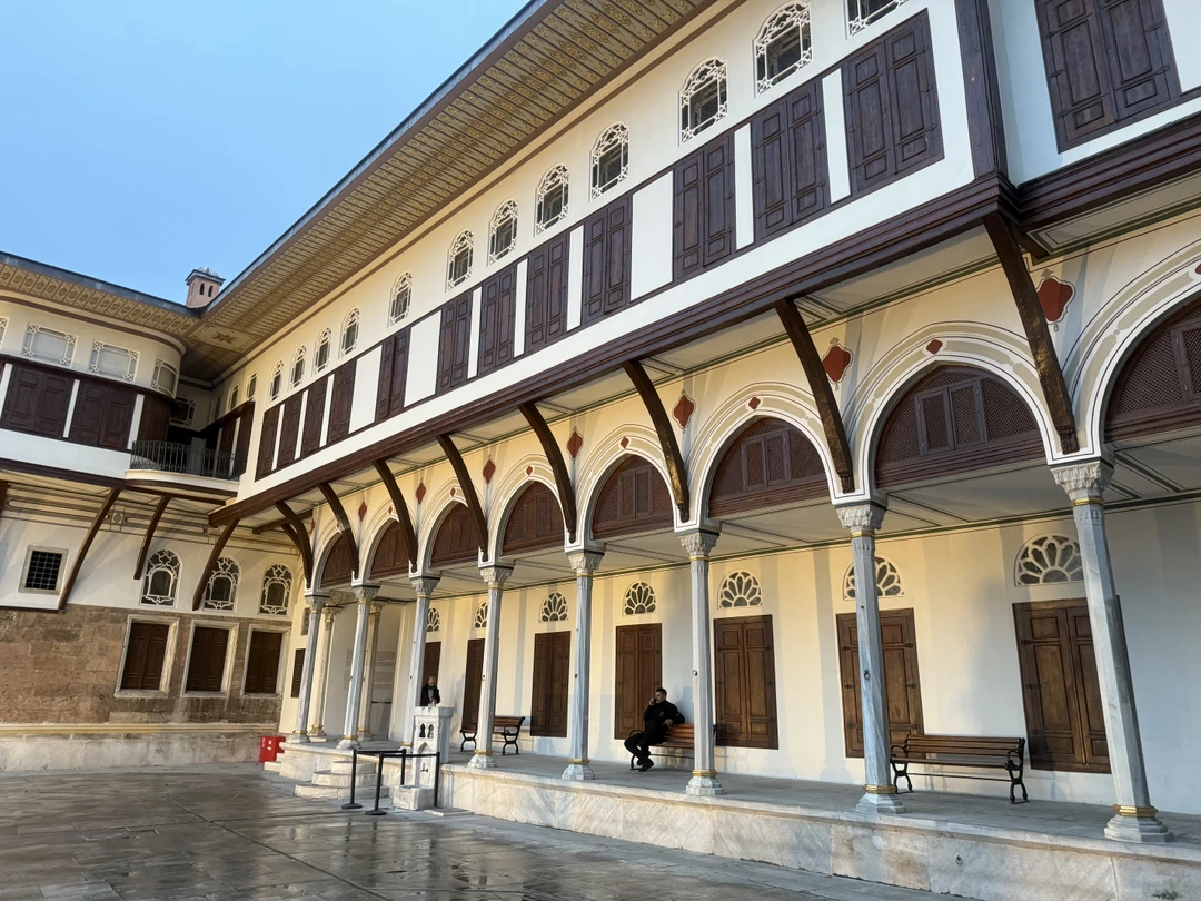 Рушен знает свое дело, провел экскурсию, ответил на наши вопросы, подсказал, что еще посмотреть, куда стоит