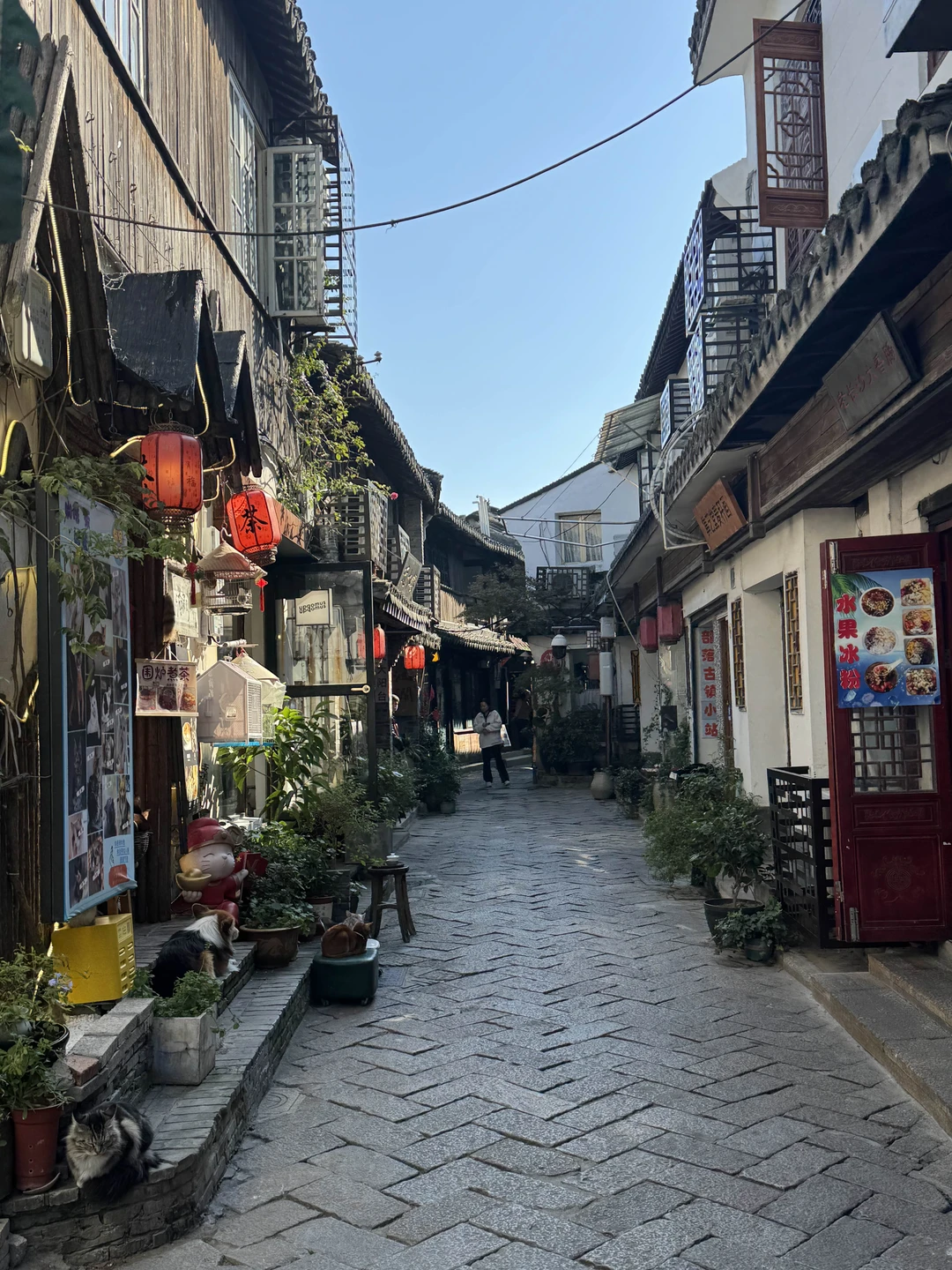 Хочу выразить огромную благодарность нашим гидам. Насте, Лене, Инне. Все отлично говорят по русски. Экскурсии на