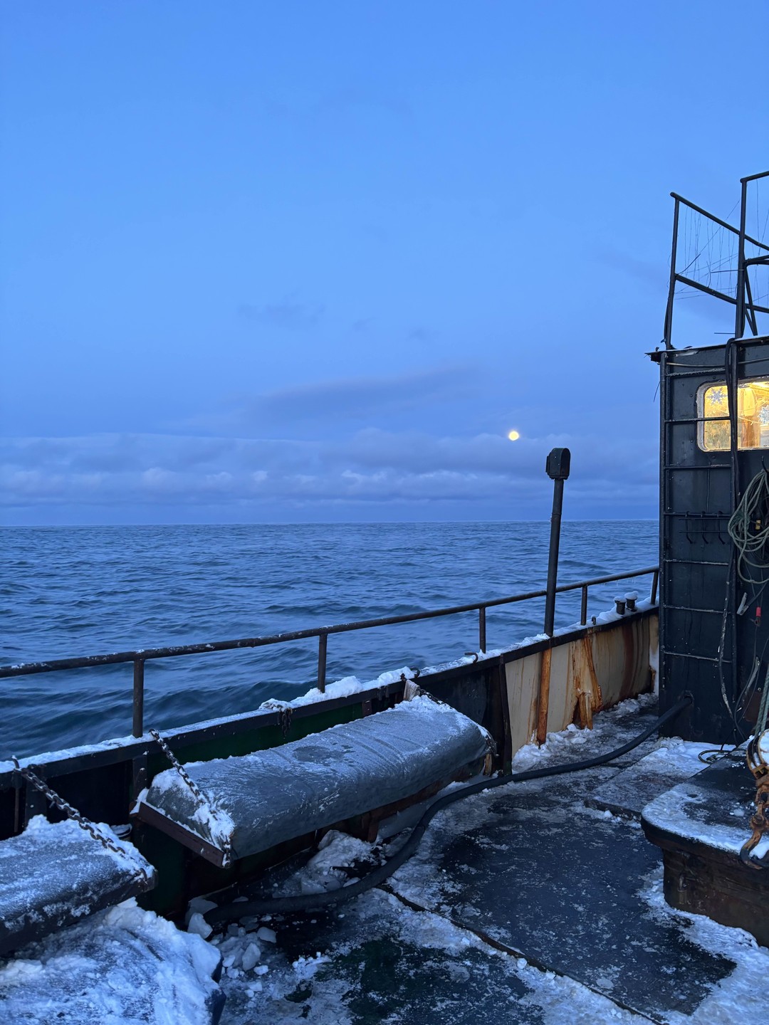 Экскурсия прошла отлично! Александр заранее связался, обговорил организационные моменты. Приехали на первую локацию до основного наплыва