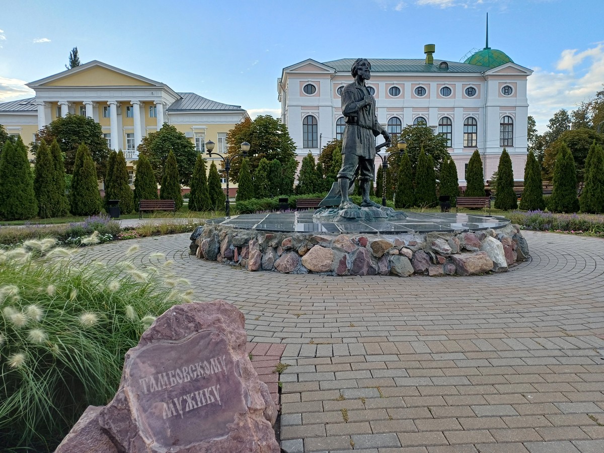 Купец торгом, мужик горбом, поп горлом