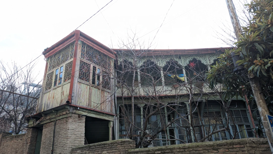 Молодой человек в костюме тройка и в пальто, с волшебным чемоданчиком, в котором можно найти интересные