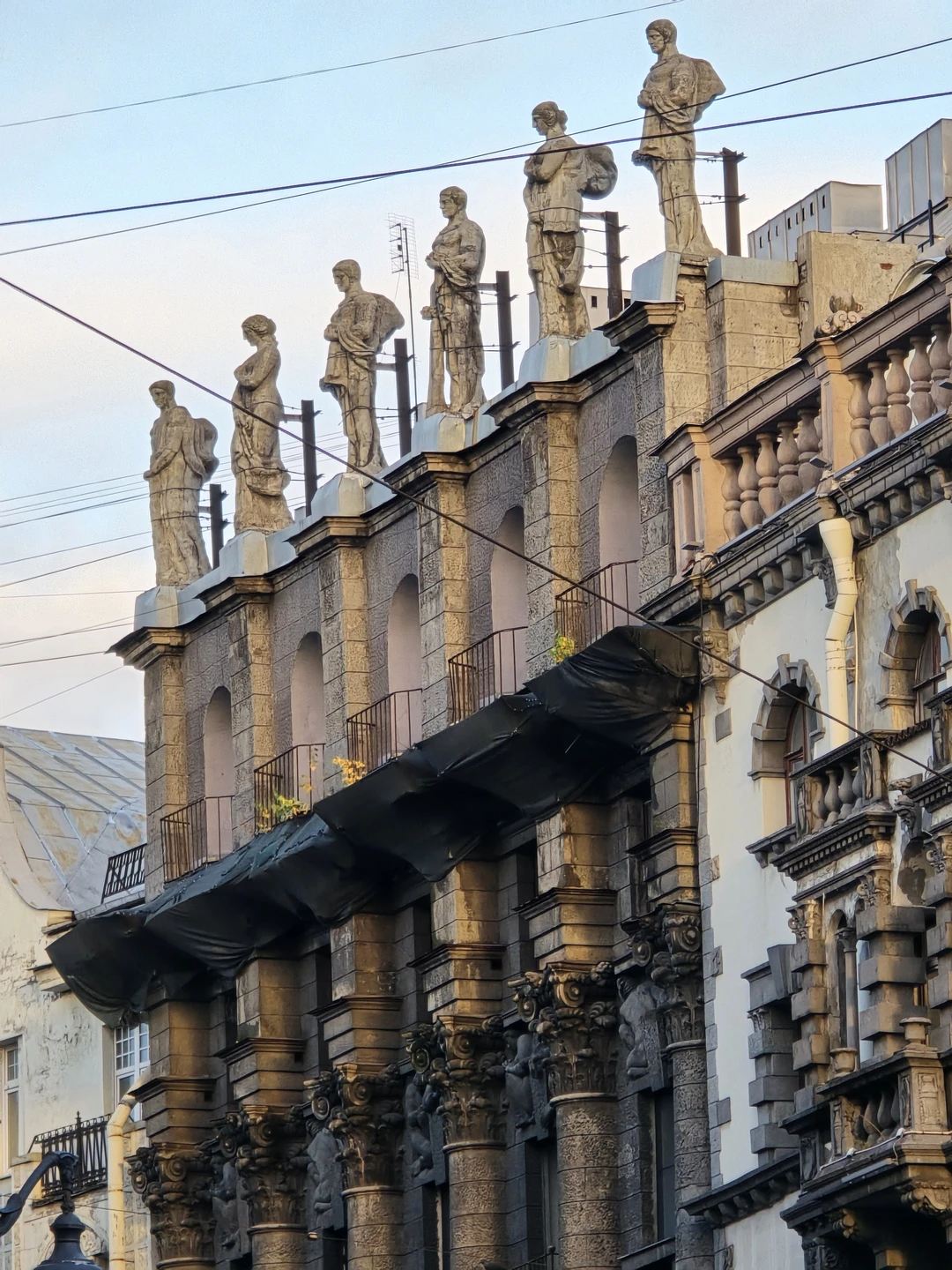 Секреты и лабиринты Петроградской стороны: дворы, парадные, легенды (Константин)