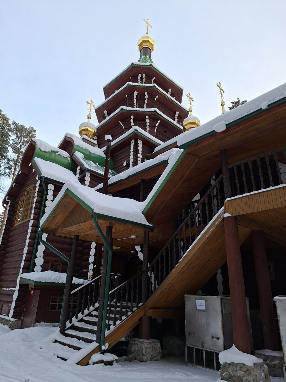 Хорошая экскурсия в дополнение к пешеходной по самому центру. Эта, которая большей частью была на комфортабельном