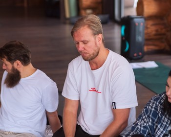 Практики, прогулка, музыкальный вечер, йога